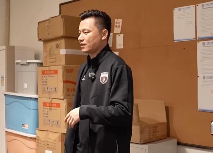  职业转型趋势：从绿茵场到管理层的跨界突围 体育新闻