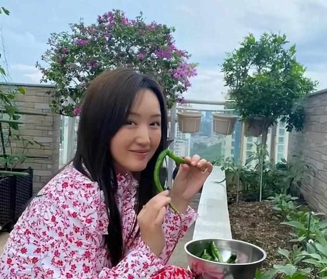  洗尽铅华后的54岁：她选择把日子过成自己想要的样子 情感心理