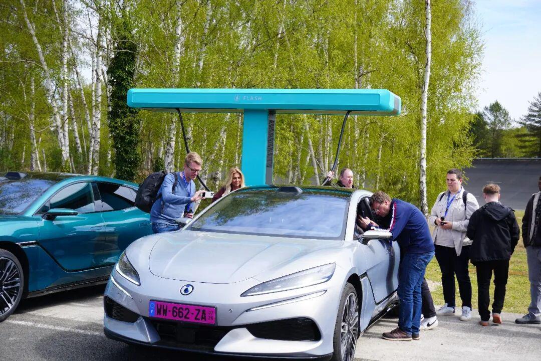  易三方平台深度解析：腾势Z9GT如何用技术重新定义欧洲豪华电动车 汽车科技