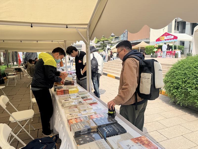  「旧书新知」高校行：海淀如何用四大创新摊位重新定义书香校园？ 文化旅游